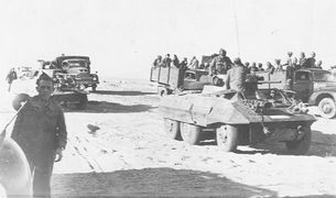 Autoametralladoras M-8 y camiones del GLB II (1958)