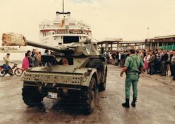 Autoametralladora Panhard H-90 del GLCLEG a su llegada al puerto de Málaga procedente de Fuerteventura (1985)