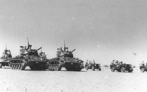 Carros M-24 y jeeps Willys del GLB I en El Aaiún (1958)