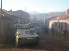 Pelotón de exploradores en el polígono de combate urbano de Minas del Marquesado (Granada)